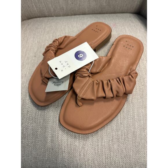 NWT Ladies A New Day Tan Blossom Scrunched Sandals - Size 6 - Picture 1 of 4